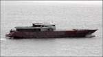 Dieser Kasko einer knftigen Megayacht wird am 17.05.2012 Hhe Bremerhaven Weser abwrts geschleppt. 