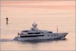 Die AQUARIUS auf der sich schon von der Abendsonne rtlich frbenden Weser Hhe Bremerhaven. 07.07.2011