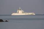 119m Yacht  A  (Baujahr 2008 - Blohm&Voss, Heimathafen Hamilton)IMO 1009340 am 08.Jänner 2012 in der Patong Bay.