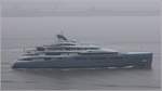 Die AVIVA (IMO 1012957) schiebt sich durch den Nebel des 25.01.2017 Höhe Bremerhaven weserabwärts. Dieser Yachtneubau von Abeking & Rasmussen (Lemwerder) ist 98 m lang und 18 m breit.