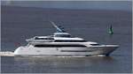 Die 2014 gebaute Superyacht ALAMSHAR (IMO 9586215) fährt am 02.06.2017 Höhe Bremerhaven weserabwärts. Sie ist ca. 50 m lang und 11,20 m breit. Für den Antrieb sind insgesamt sechs Gasturbinen installiert, die eine Höchtsgeschwindigkeit von 45 bis 60 kn (die Angaben schwanken zwischen den verschiedenen Quellen) ermöglichen. Heimathafen ist George Town (Cayman Islands).