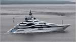 Die 2016 bei Lürssen in Bremen gebaute Gigayacht AL LUSAIL (IMO 9772929) fährt am 18.08.2017 weserabwärts. Sie ist 123 m lang und 23 m breit, damit hat sie in etwa dieselben Maße wie etliche Hurtigruten-Schiffe. Die AL LUSAIL fährt unter der Flagge von Qatar.