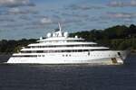 Private Giga-Luxusyacht GOLDEN ODYSSEY; Aufnahmeort: Elbe/Hafen Hamburg, Deutschland; Datum: 24.09.2025; Info: (IMO 9648788) Die bei Lürssen gebaute GOLDEN ODYSSEY hat eine Länge von 123 Metern und zunächst der Saudischen Königsfa ...