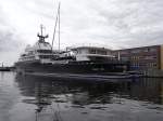 Hier die 113 m lange Superyacht seitlich von achtern gesehen, mit Hubschrauberlandeplatz und eigener Segelyacht.