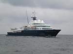 Die Superyacht  Le Grand Bleu  (Der groe Blaue) vor der Einfahrt des Warnemnder Seekanals.