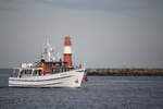 Die 28 m lange Motoryacht Merkur II(Heimathafen Kiel)auf ihrem Seeweg von Kühlungsborn nach Warnemünde beim Einlaufen in Warnemünde am 23.02.2019