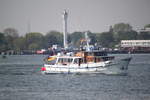 Die 28 m lange Motoryacht Merkur II(Heimathafen Kiel)am 19.05.2019 im Seekanal vor Warnemünde.