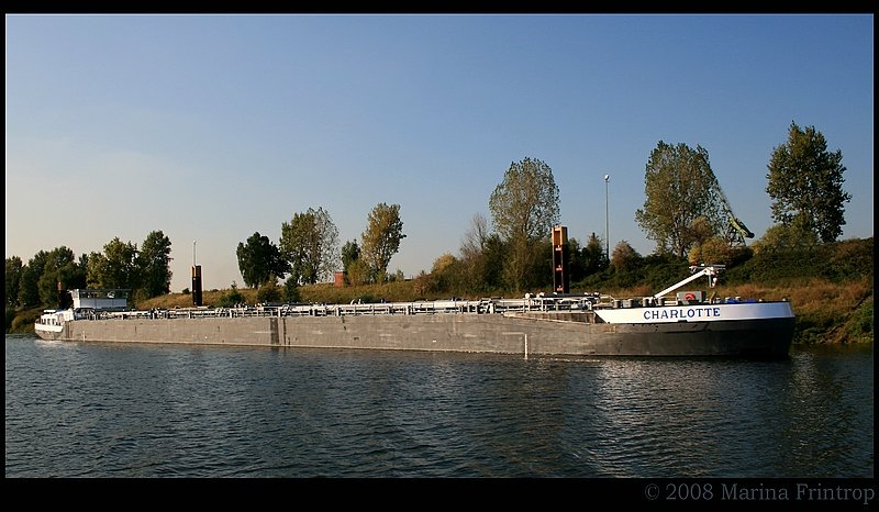 TMS  Charlotte  (Niederlande) auf der Ruhr bei Duisburg. Das Mittelschiff wurde nach einer Explosion beim Entgasen (25.07.2004 in Essen) ausgetauscht. Lnge 110 m, Breite 11,45 m, EU-Nr. 2326396