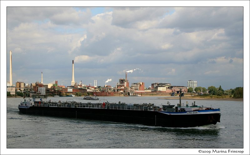 TMS  LRG 208  ENI: 4008480 auf dem Rhein bei Krefeld-Uerdingen - Lnge: 106,6 m, Breite: 9,04 m, Tiefgang: 2,91 m, Tonnage: 1870, Baujahr 1972