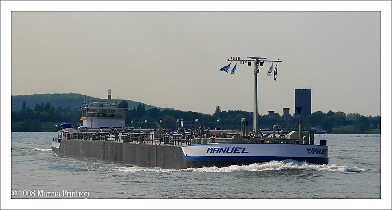 TMS  Manuel  am 07.05.2008 auf dem Rhein bei Duisburg. Infos zum Schiff: Hh. Grosheubach, Schiffsnr. 02329867, Baujahr 2008, Kasko gebaut in Wroclaw, Endausbau in Krimpen/Lek, vermessen mit 2632 Tonnen bei 110 x 11,45 m. Vielen Dank an andwari fr die Recherche nach den Schiffsangaben!

Viele Gre, andwari