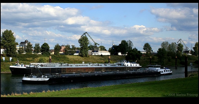 TMS  Theodorus Johan  (Zwijndrecht/Niederlande) ENI 02327472 auf der Ruhr bei Duisburg. Baujahr 2006, Lnge 105 m, Breite 11,45 m, Tiefgang 3,15 m, Tonnage 2426 t. Dahinter liegt das Tankschiff  Mairow .