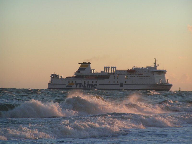 TOM SAWYER
Lnge:  177.0m
Breite:  26.0m
erreicht im Morgenrot des 28.Aug.2007 die Hafeneinfahrt Warnemnde, 