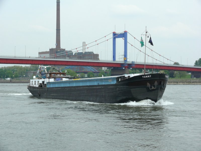  TONNY  Rheinaufwrts fahrend bei Duisburg am 26.4.2009