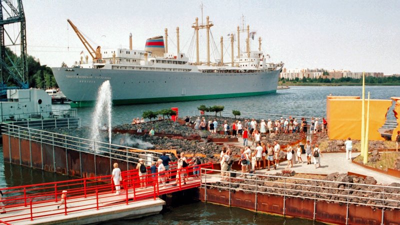Traditionsschiff im Rostocker Hafen, 2004