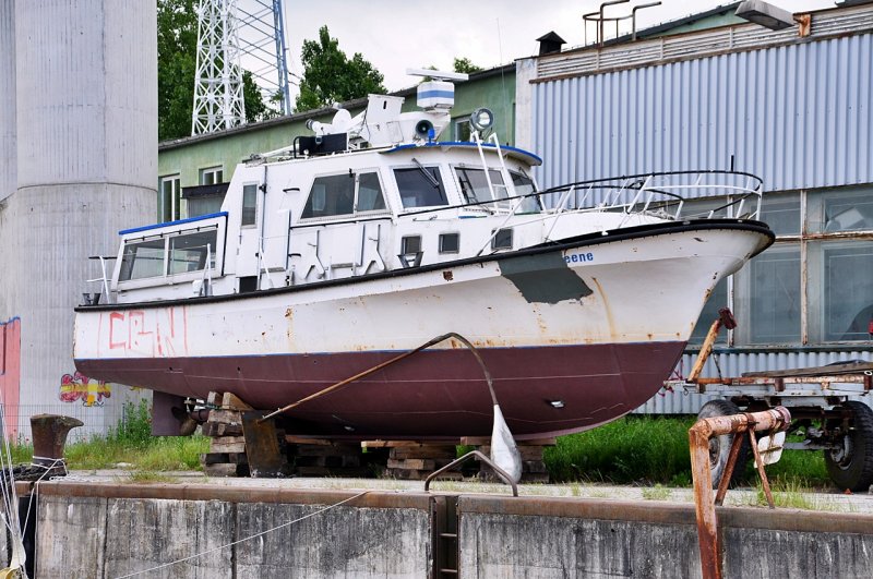 Trockengelegt auf der ehemaligen Reparaturwerft Stralsund, scheint ein ehemaliges GST- oder Grenzbrigade-Kste Boot zu sein. Der Aufbau ist zumindest hnlich.
