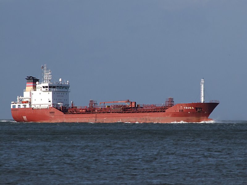 Troma(IMO-9334301;L=108;B=16mtr) ist bei Cuxhaven Elbaufwrts unterwegs;090828