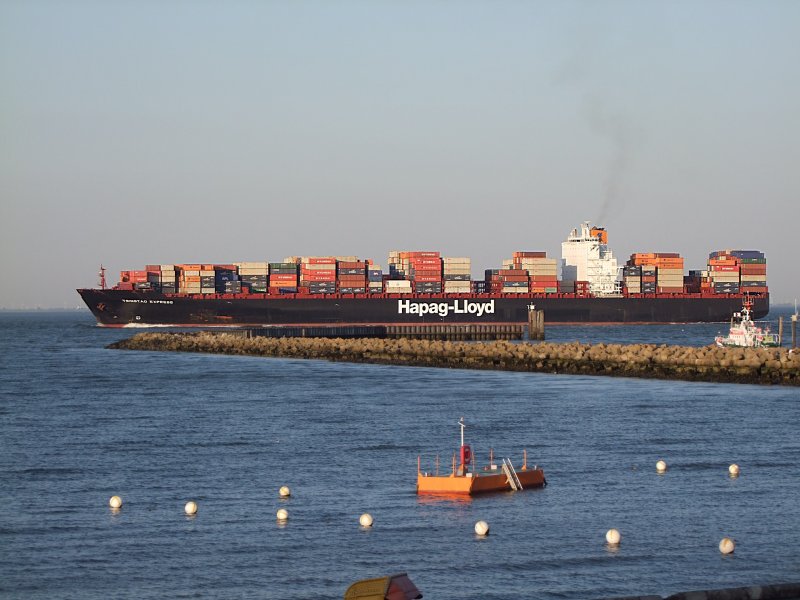 Tsingtao Express(IMO-9320702,L=335mtr.;B=42mtr.)ist im Bereich der Grimmershrn-Bucht in Cuxhaven Richtung Nordsee unterwegs;090824 