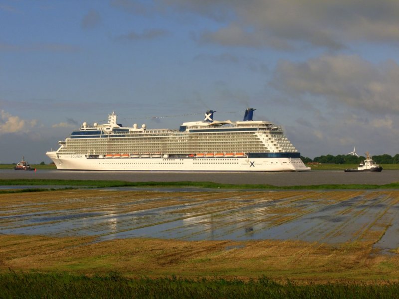 berfhrung der  Celebrity Equinox  ber die Ems von der Meyer-Werft Papenburg nach Eemshaven am 20.06.2009