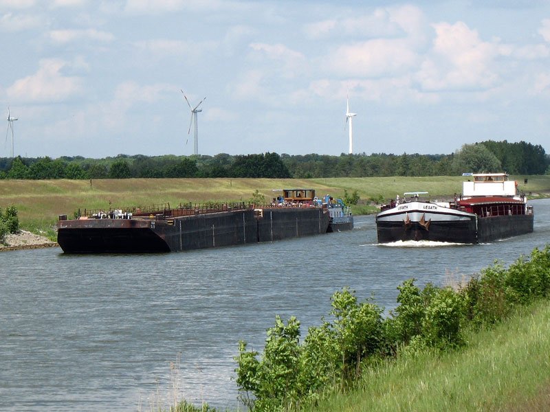 berholmanver auf dem Elbe-Seitenkanal zwschen Artlenburg und Scharnebeck: Frachtschiff LESATH, Hamburg (04027240, L: 85m, B: 10m) berholt den polnischen NAWA-Schubverband bestehend aus den beiden Schubleichtern SL19 und SL20 sowie dem Schubboot NAWA S3, Wroclaw (Breslau); 18.05.2009
