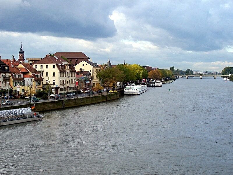 Uferpromenade, leider gleich daneben mit Durchgangsstrasse, und Anlegestelle fr Personenschiffe in Heidelberg im Oktober 2004. Links Ausflugsschiff mit Solar-Antrieb, in der Mitte Kreuzfahrschiff MS  Rgen .