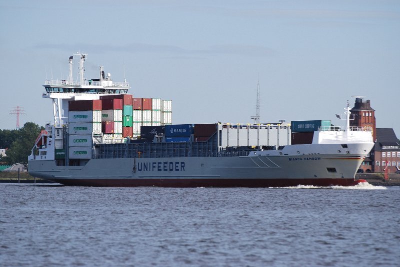 UNIFEEDER Bianca Rambow IMO-Nummer:9297591 Flagge:Deutschland Lnge:134.0m Breite:23.0m Baujahr:2004 Bauwerft:Sietas,Hamburg Deutschland
Stellpltze fr 868 TEU. auslaufend aus Hamburg passiert am 31.08.09 Teufelsbrck.