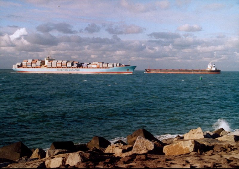 Unmittelbar vor der Einfahrt des Rotterdamer Hafens begegnen sich am 25.09.2007 gegen 18:00 Uhr die   Dong-A_Ares  und  Cornelius Maersk . 
(Fotostandpunkt westliche Maasvlakte / Scan vom Papierbild)