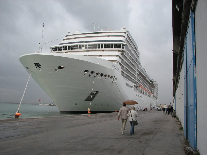 Unterwegs mit der MSC  Poesia  im Januar 2009 im Mittelmeer ,hier im Hafen von Tunis