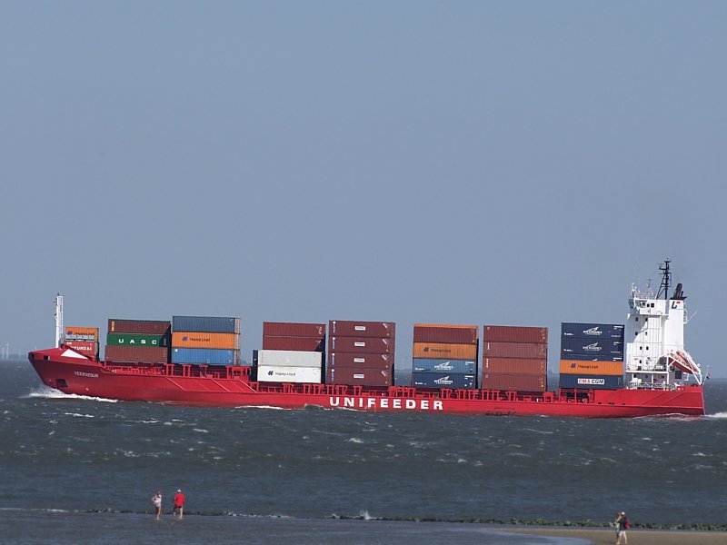 Veersedijk(IMO-9246140) mit den Abmessungen L=132,B=20m;fhrt soeben in die Gewsser der Nordsee; 090824