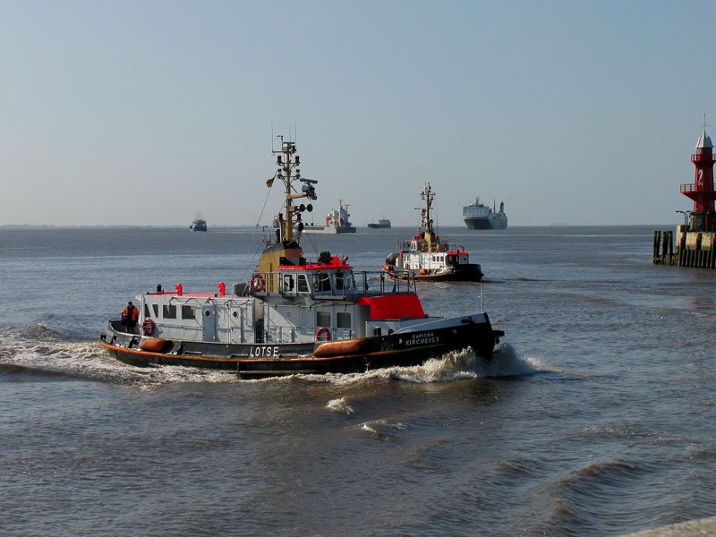 Viel Betrieb auf der Elbe vor Brunsbttel: whrend das Lotsenboot KAPITN KIRCHEISS in den alten Vorhafen vom Einsatz zurckkehrt, rckt das Lotsenboot Kapitn Jrs aus und whrend das Cargo-Schiff FLINTERBORG (IMO 9361378) vom NOK kommend nach Passieren der neuen Schleuse Kurs in Richtung Nordsee nimmt, wartet das Ro-Ro Schiff  ESTRADEN (IMO 9181077) bereits auf Einfahrt in diese Schleuse; 06.10.2008
