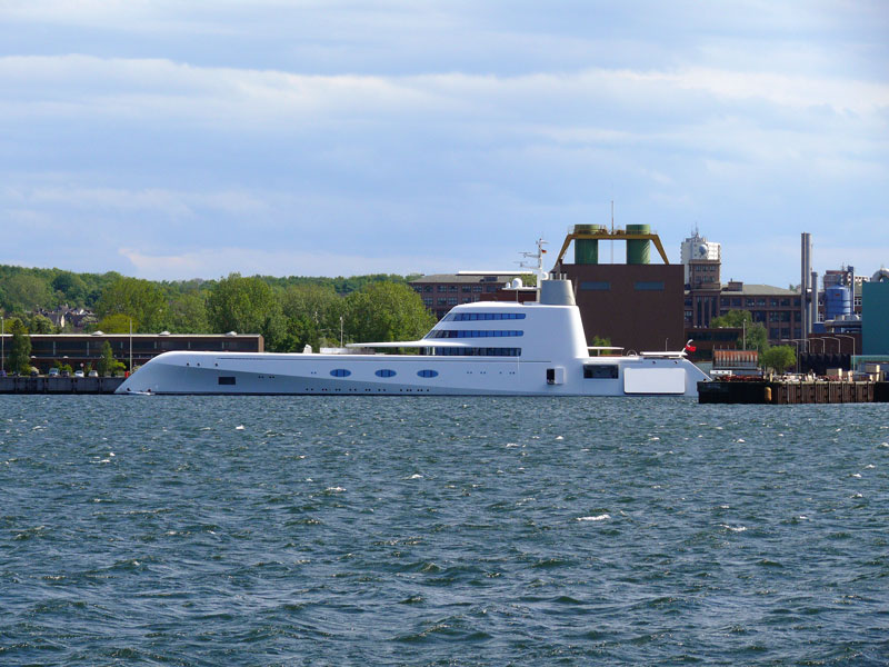  Vielleicht die Megayacht eines lscheich - oder was ist das fr ein Schiff, das am 14.05.2009 bei Howaldtswerke Deutsche Werft AG (HDW) in Kiel liegt?  dachte ich und jetzt fand ich den Kommentar von Thomas zum Bild ID 10715
