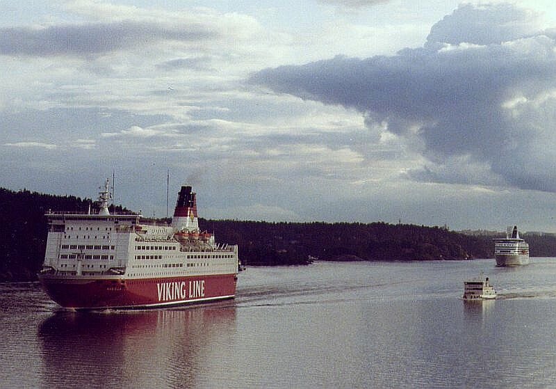Viking Line MS  Mariella  und Silja Line MS  Symphony  am 21.08.1993 in den Schren vor Stockholm, beide fahren von Stockholm nach Turku, es war damals blich, da die Fhren beider Gesellschaften hintereinander fuhren, aufgenommen von der Silja-Tagesfhre MS  Karneval  Turku - Stockholm. 