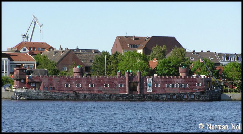 Vlotburg Museum am Bonte-Kai in Wilhelmshaven 13-06-09
Man hat das Schiff garnicht auf den ersten blick aus der Ferne gesehen, da es sich den vielen roten Klinkerhusern in Whv gut angepasst hat.