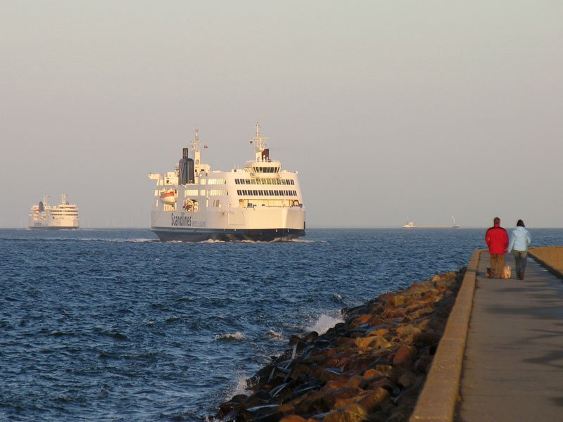 VOGELFLUGLINIE: whrend die Fhre  Prins Richard  Puttgarden ansteuert ist im Hintergrund FS  Deutschland  (beide Scandlines) auf der Fahrt nach Rdbyhavn; 19.12.2008
