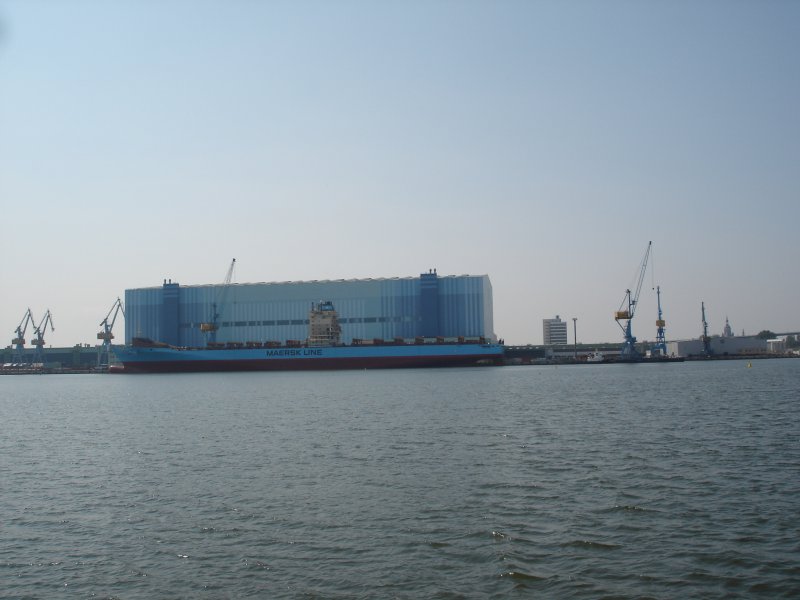 Volkswerft Stralsund,davor ein neu erbautes Containerschnellschiff
Juli 2006