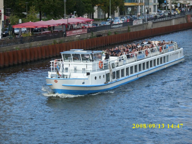Voll besetzt ist am 13.09.2008 das Ausflugsschiff  Pankow  in Berlin.