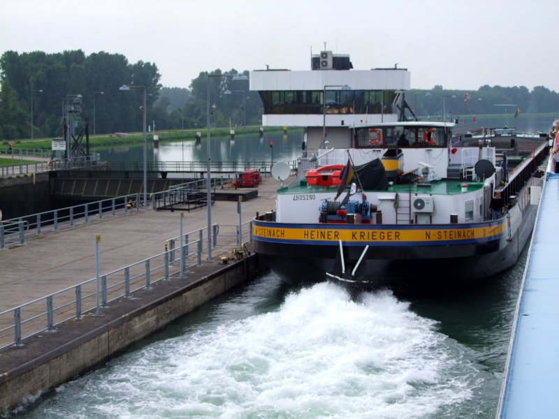  Volle Kraft voraus  aus der Schleuse Iffezheim fr MS Heiner Krieger;080829