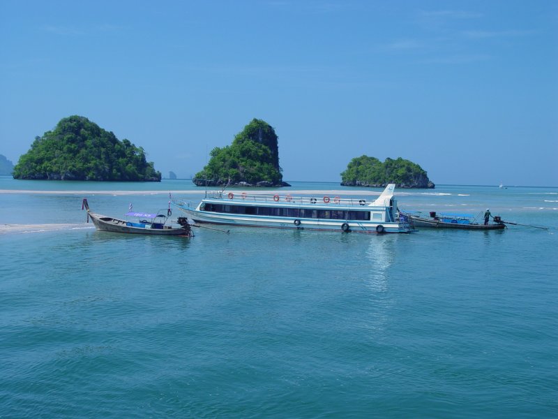 Vor Krabi in der Andaman See wartet auf die Weiterfahrt der interessierten Touristen nach Phi Phi Island dieses Schnellboot am 16.04.2006