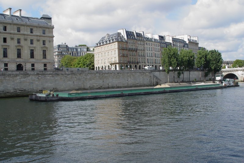 Vor der Pont Neuf in Paris liegt am 19.07.2009 dieser mit Sand beladene Schubverband. Der Sand wurde bentigt, um den am Seineufer entlang verlaufenden Expressway in den  Plages de Paris  whrend der Ferienzeit zu verwandeln