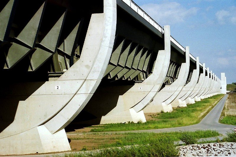 Vorlandbrcke der Brcke des Mittellandkanals ber die Elbe bei Magdeburg (September 2004). Die Betonelemente, die den Trog tragen, erinnern an Schiffsspanten.