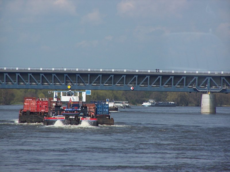 Vorne links das Flachgehende Stromschubschiff 2637 zu Tal auf der Elbe bei km 339,11 unter der neuen Trogbrcke die den Mittellandkanal ber die Elbe fhrt. Sie ist Die lngste Kanalbrcke der Welt mit einer lnge von 918m.