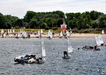  Travem�nder Woche.  Das Ende der Optimisten - Regatta. Mann �ber Bord! Ein Boot ist gekentert und wird wieder aufgerichtet. Foto am 01.08.09 um 13.37 Uhr 