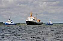 der Eisbrecher  Stephan Jantzen  auf seiner letzten Gro�en Fahrt vorerst (und das leider geschleppt) zwischen  H�he 23  und  Pro�nitzner Schanze  bei Stralsund am 31.07.09