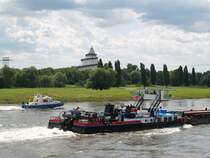 SCH 2637, der Deutsche Binnenreederei, Odratrans Gruppe, elbaufw�rts vor Magdeburg-Herrenkrug im sicheren Geleit.