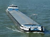 Die LU MA Rheinauf
w�rts bei K�ln am 4.8.2009 110m lang ,11m breit.