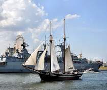 Zweimaster-Topp-Segelschoner  Ide Min  am 07.08.09 auf der Hanse-Sail in Rostock-Warnem�nde gesehen. Lg. 40m - Br.6,98m - Tg. 2,40m - Segelfl�che 564 m2 - 260 PS - Bj. 1957 - Heimathafen Amsterdam N/L