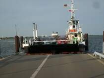 Das F�hrschiff  WITTOW  am 09.August 2009 beim Anlegen in Wittower F�hre auf R�gen.