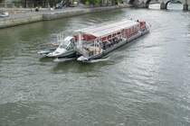 Am 17.07.2009 war dieses 3-Rumpf Boot  Bateau Mouche  in Paris auf der Seine unterwegs
