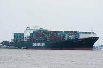 An der Ever Summit IMO-Nummer:9300453 Flagge:Panama L�nge:301.0m Breite:43.0m Baujahr:2007 Bauwerft:Mitsubishi Heavy Industries,Kobe Japan geht gerade das Lotzenboot l�ngsseits.Aufgenommen am 08.08.09 beim auslaufen aus dem Hamburger Hafen von Teufelsbr�ck.