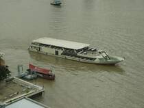 Die Chao Phraya Princess III hat gerade abgelegt um an eine andere Anlegestelle zu fahren, wo sie Passagiere f�r ein Flussrundfahrt mit Abendessen aufzunehmen. Gesehen am 07.07.2009 auf dem Chao Phraya Fluss in Bangkok. Davor an der Anlegestelle ein Shuttleboot, wie sie fast alle gr�sseren Hotels am Fluss haben