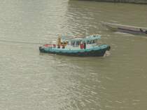 Hier einer der kleinen Schlepper, die ihre antriebslosen Lastk�hne Flu�auf und Flu�ab schleppen. Gesehen am 07.07.2009 auf dem Chao Phraya Flu� in Bangkok